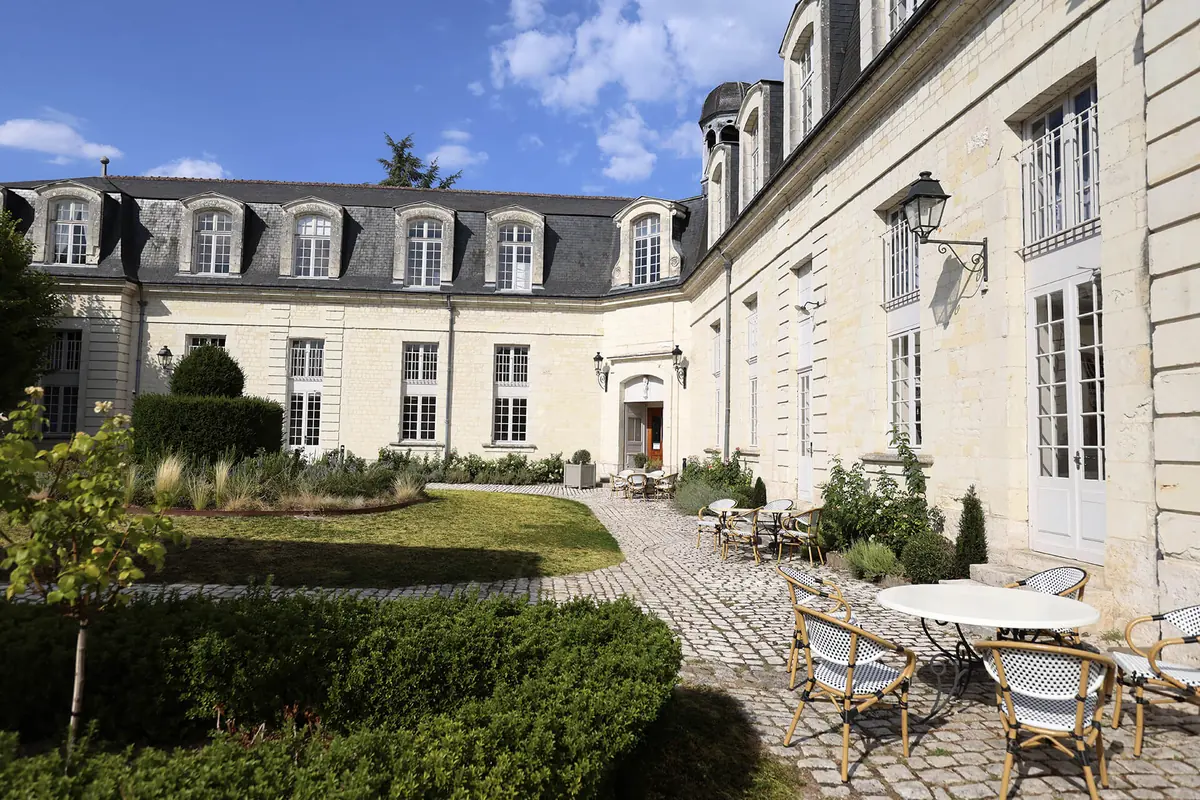Cobbled courtyard of Hôtel Beauvilliers in Saint-Aignan, a Destination Beauval hotel